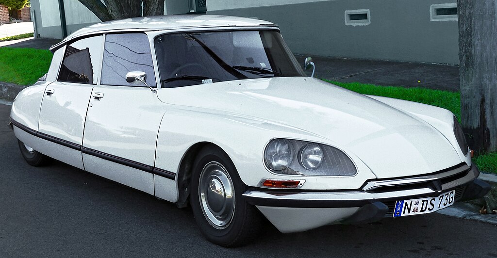 1973_Citroën_D_Spécial_sedan_(2011-05-12)_02.jpg