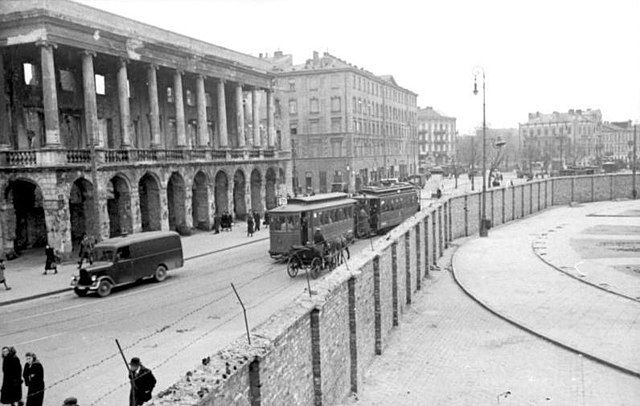 640px-Bundesarchiv_Bild_101I-134-0791-29A,_Polen,_Ghetto_Warschau,_Ghettomauer.jpg