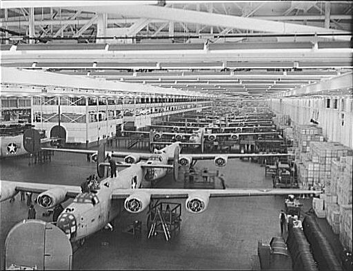 B-24_bomber_at_Willow_Run.jpg