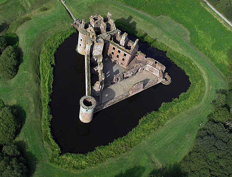 Caerlaverock_Castle_from_the_air.jpg