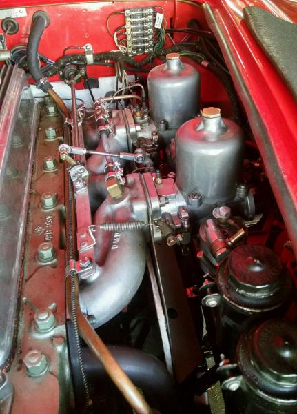 EngineComptCarbs.jpg