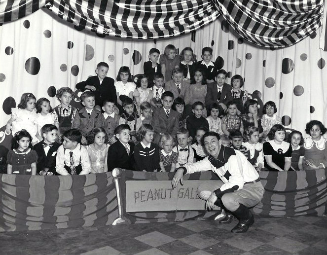Howdy_Doody_peanut_gallery_circa_1940_1950s.JPG