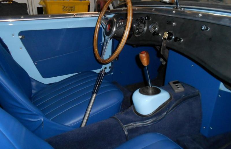interior with new mirror and shiftknob.jpg