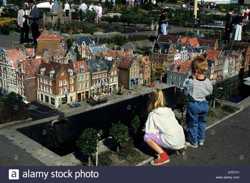 madurodam-miniature-city-scheveningen-model-dutch-town-on-a-125-scale-AT57Y1.jpg