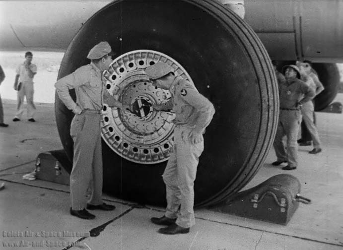 main gear tire.jpg