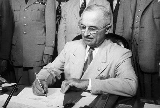 Truman signs National Security Act of 1947.jpg