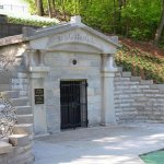 Lincoln First Tomb.jpg Lincoln First Tomb.jpg