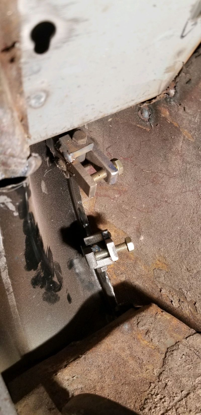 Apron clamps s.jpg