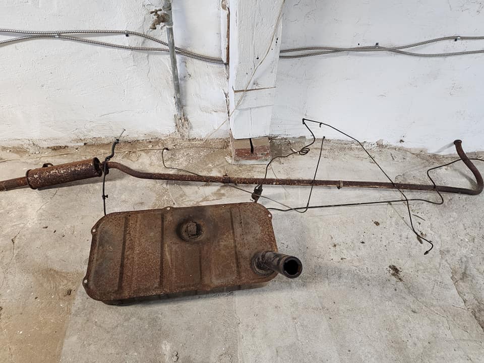 Exhaust and gas tank.jpg