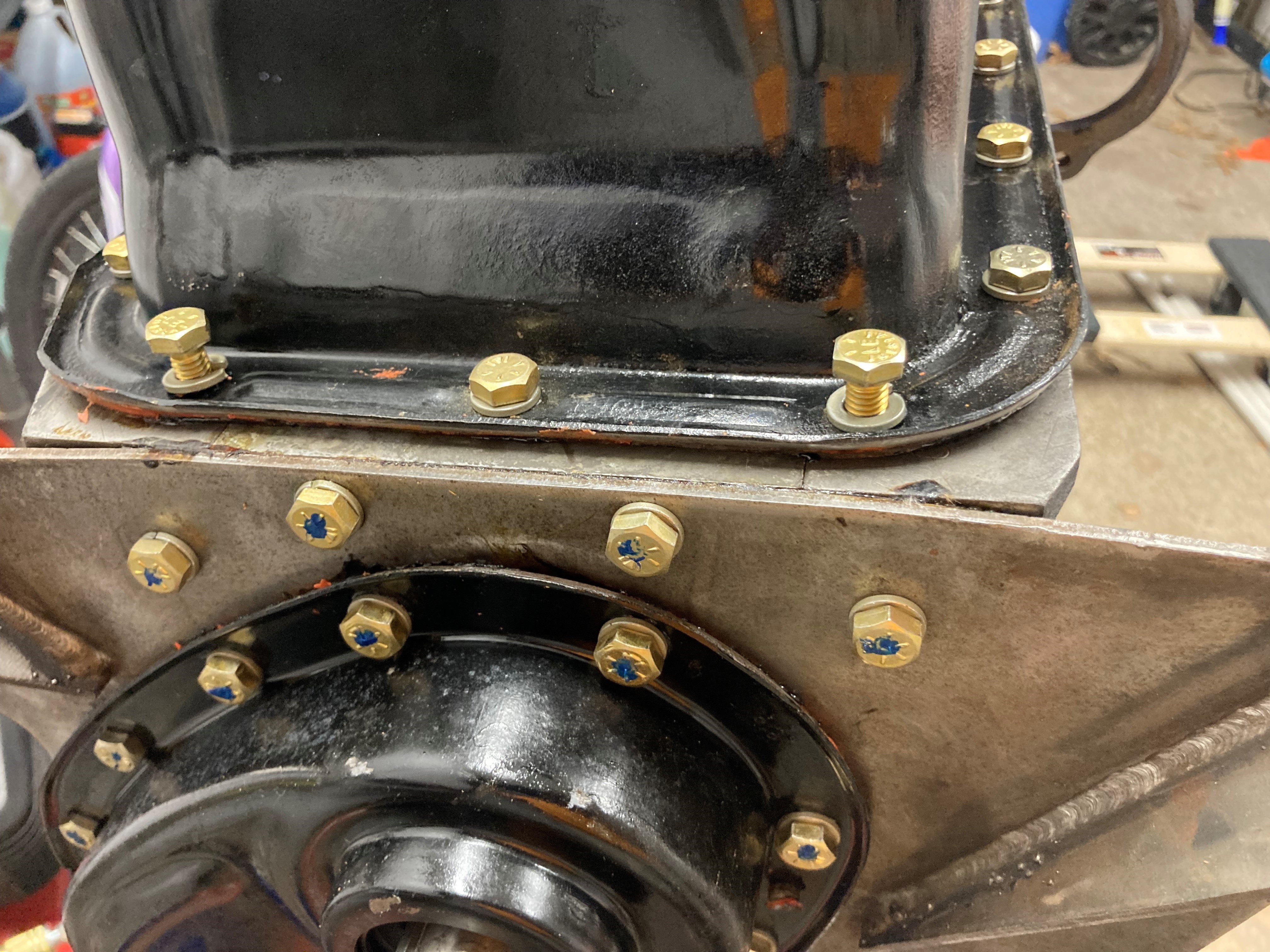 Oil pan - bolts.jpg
