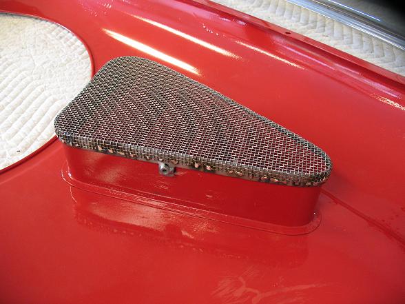Small 6030 Vent on fender w mesh 713.jpg